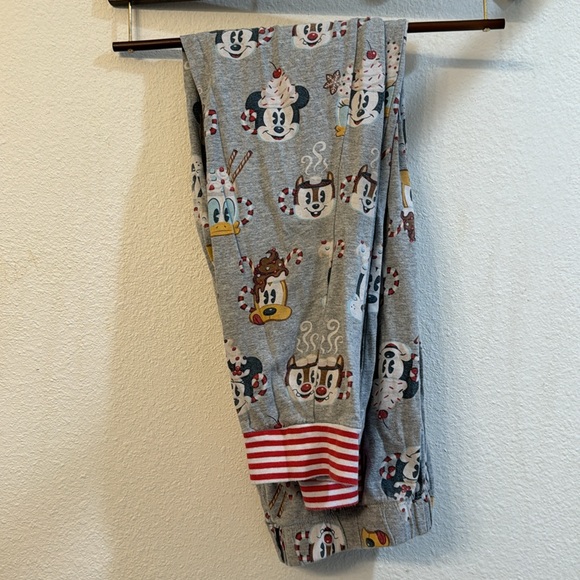 DISNEY MICKEY AND FRIENDS CHRISTMAS PAJAMAS🎄 - Picture 8 of 11